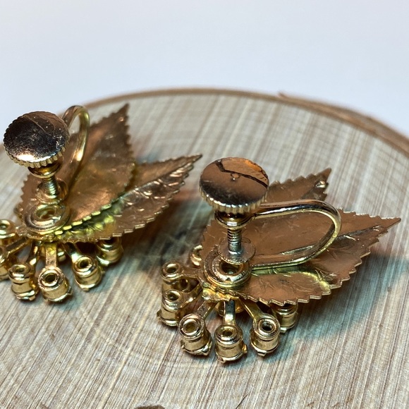 Vintage Costume Screw Back Earrings Stamped Gold Leaves Ruby Red Rhinestones - Picture 3 of 5